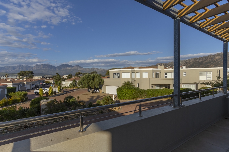 To Let 4 Bedroom Property for Rent in Harbour Island Western Cape